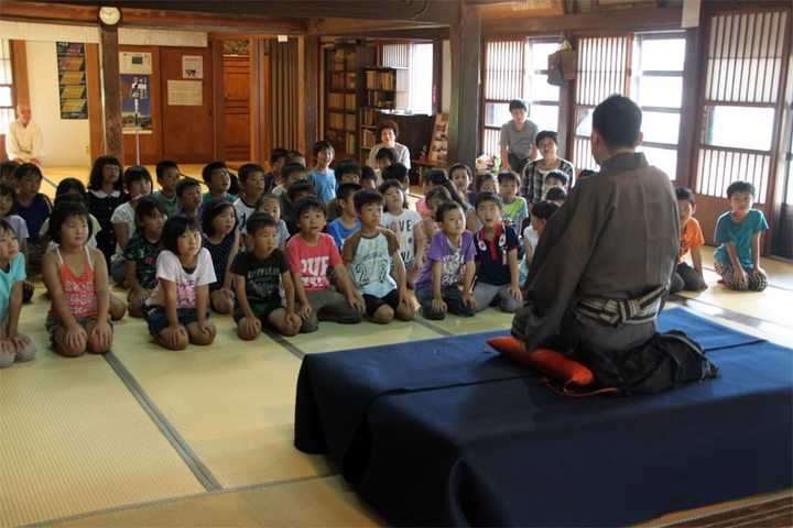 日本现在还很流行跪坐吗 为什么日本人可以长时间跪坐腿不麻 知乎