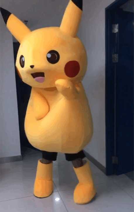 穿皮卡丘玩偶衣服偷偷溜出去和演唱会场馆外进不去的粉丝玩!