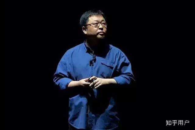 他开始在网上大谈自己的理想,要用工匠精神和人性化的设计颠覆手机