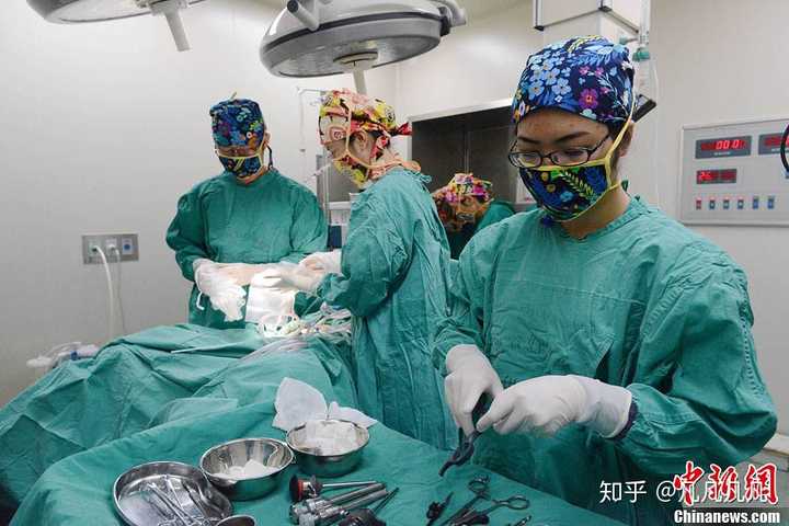 良医马库斯安德鲁斯的手术帽为什么和其他医生不一样