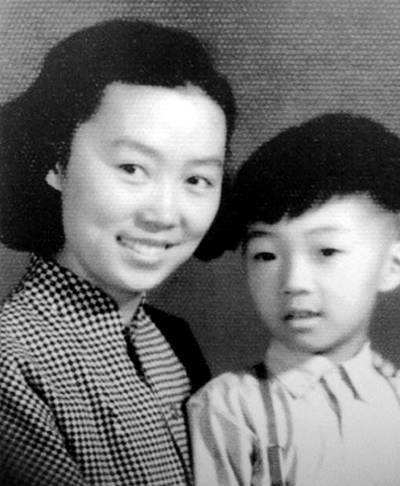 "母亲去世时,我坐在轮椅里连一条谋生的路也还没找到,妹妹才十三岁