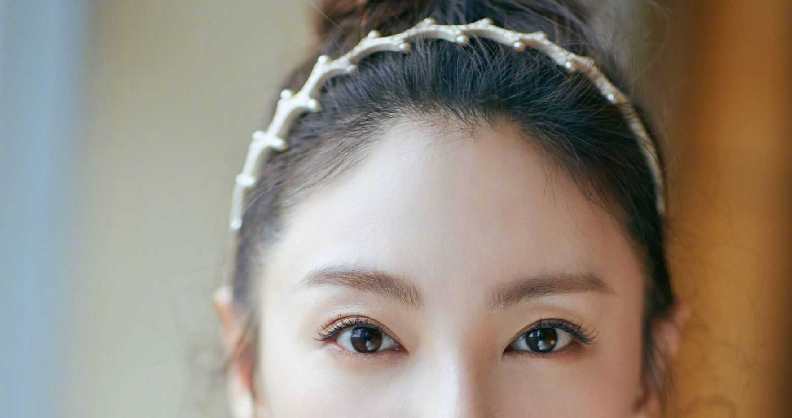 但是眉眼间距窄,眼角尖眼尾阔,属丹凤眼,又是很女性化的特征,凌厉尖锐