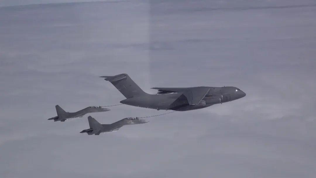 中俄空中战略巡航现场画面公布，两国军机首次互降对方机场，意味着什么？有哪些信息值得关注？