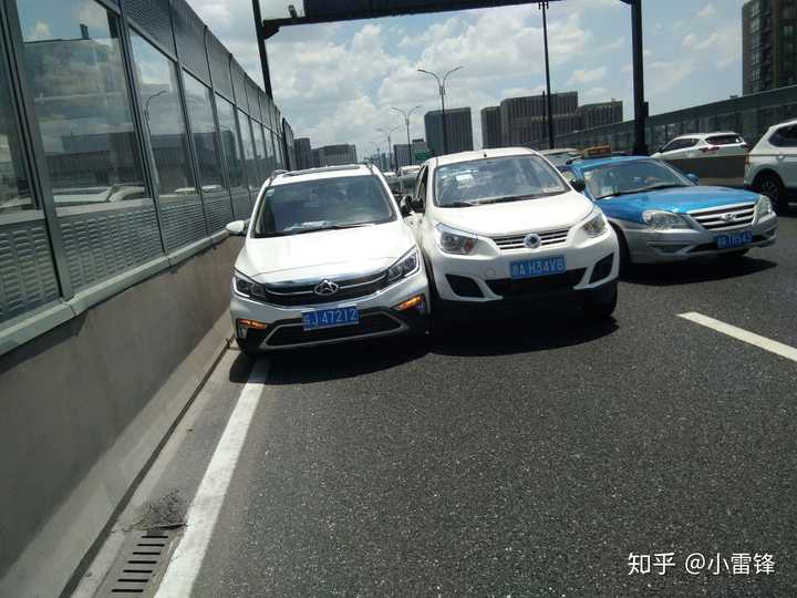 直行車輛和變道車輛發生剮蹭,且變道車輛是超寬的三輪摩托車,請問責任