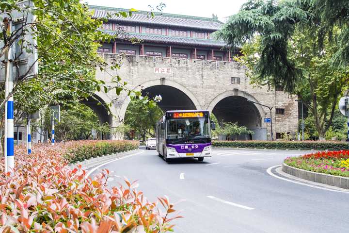 32路还是穿过挹江门 还有山阴路,应天大街(@~ー~@)