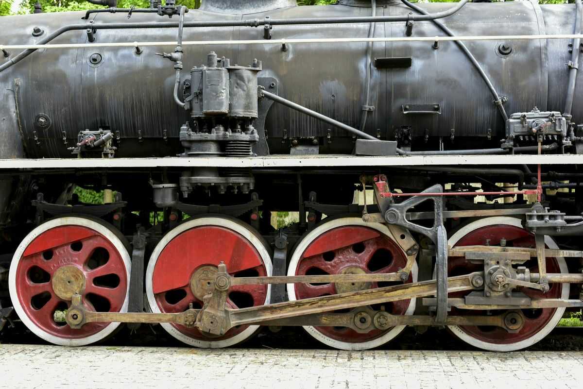 蒸汽机车的活塞—车轮传动连杆系统. 小时候看这个目不暇接流口水.