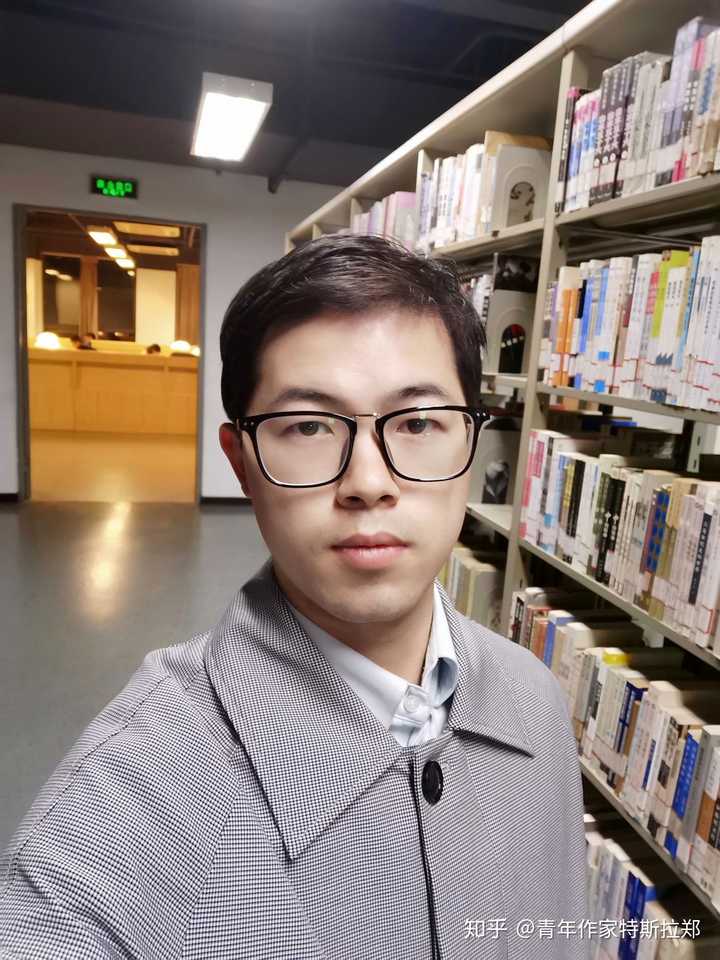 在上海财经大学图书馆的自拍