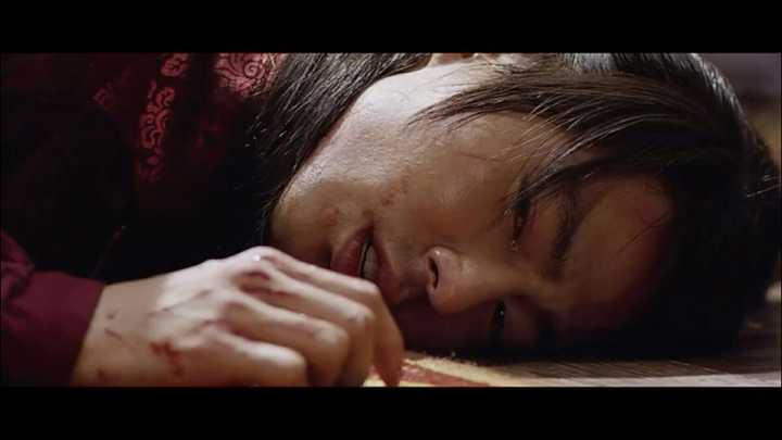 夜里难过时候抱着王哭,是依赖.