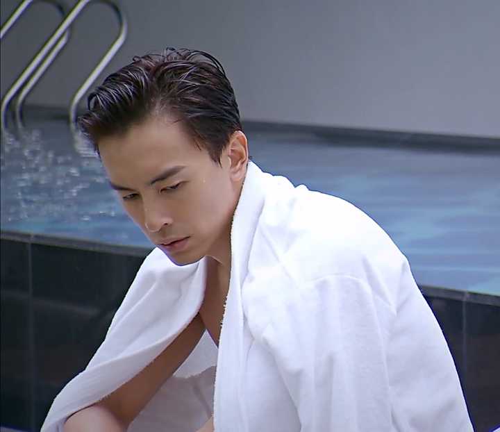 我还非常喜欢看他刚游泳完出来后的造型 微湿的发型敞口的领口