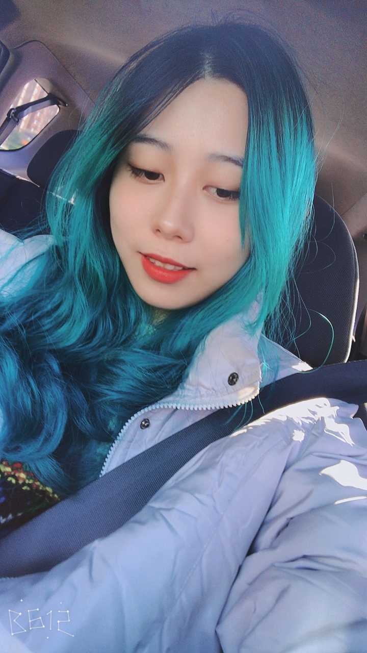 染蓝绿色的头发是种怎样的体验?