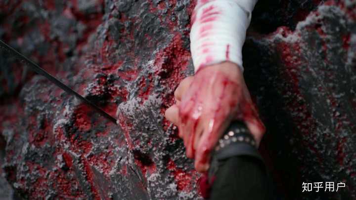 不夜天魏无羡跳崖被蓝湛抓住,江澄一剑刺在悬崖的石头上,魏无羡却主动