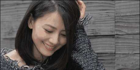 自然的笑容可能会被门牙撑开影响嘴型,上唇的弧形是向下的;嘴角发力后