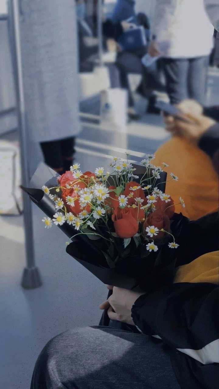 有没有那种手里拿着花的女生头像啊