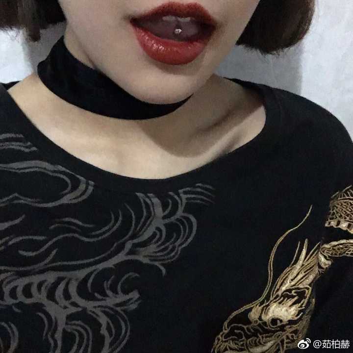 十五岁的时候自己打了舌钉  没有什么特别的原因 只是想要和别人有一