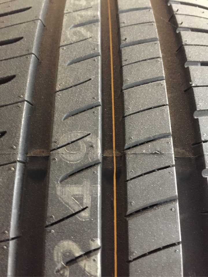 这是新轮胎的警戒线