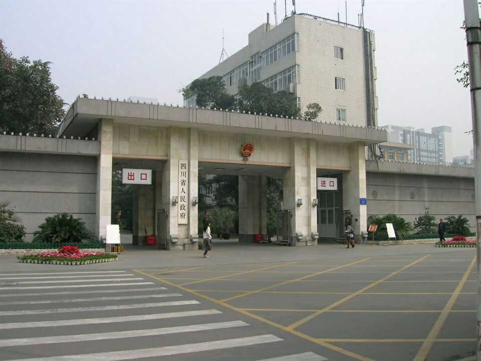 我有个战友,第一年入伍被分到直属队,每天主要任务在省政府门前站岗