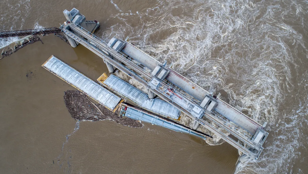 美国一载有 1400 吨有毒化学品驳船在俄亥俄河下沉，事故将产生哪些影响？