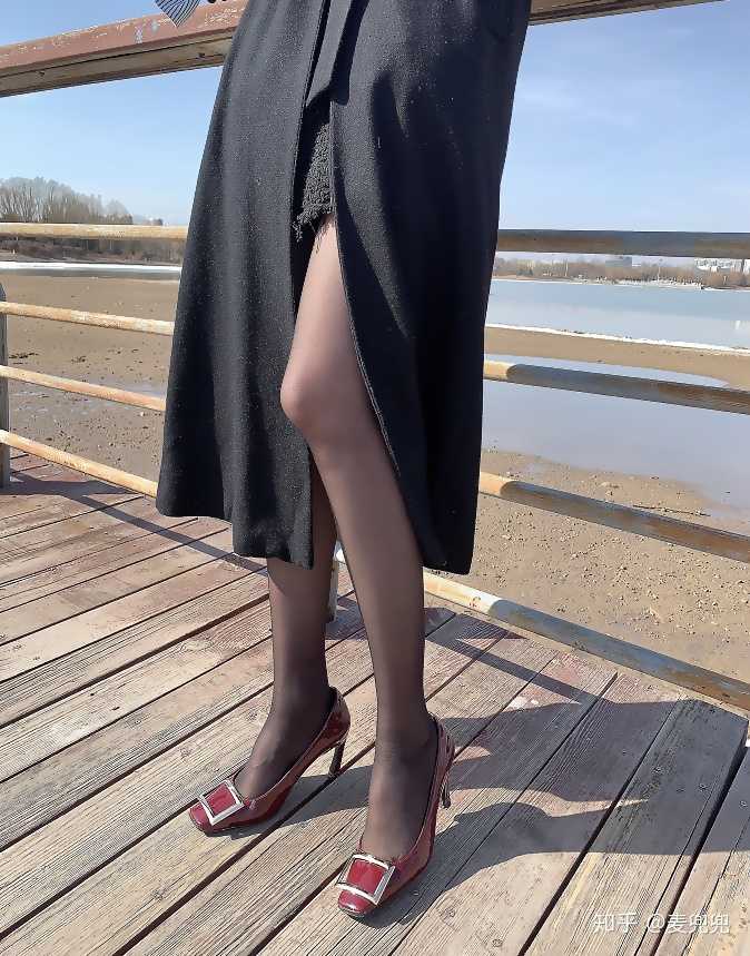 吸引人的到底是丝袜还是腿?