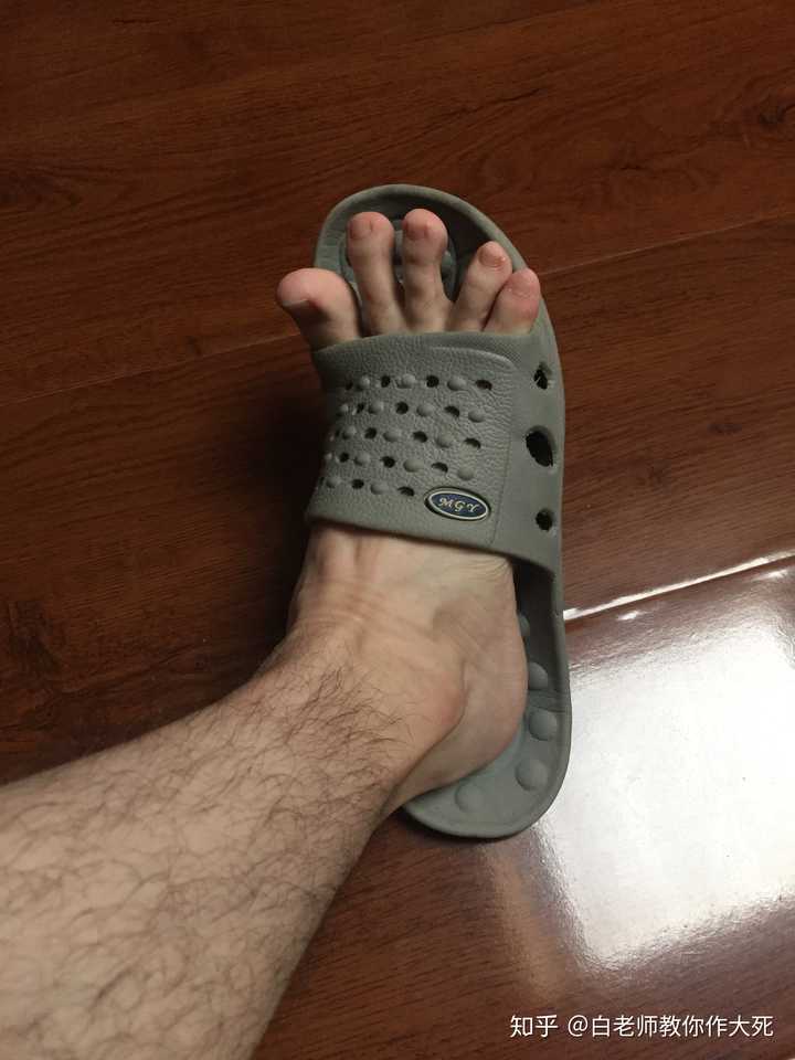 男生尽量别穿拖鞋 ps:如果一定要穿,也别穿这种