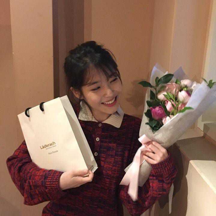 有没有iu的高清手机壁纸呢?