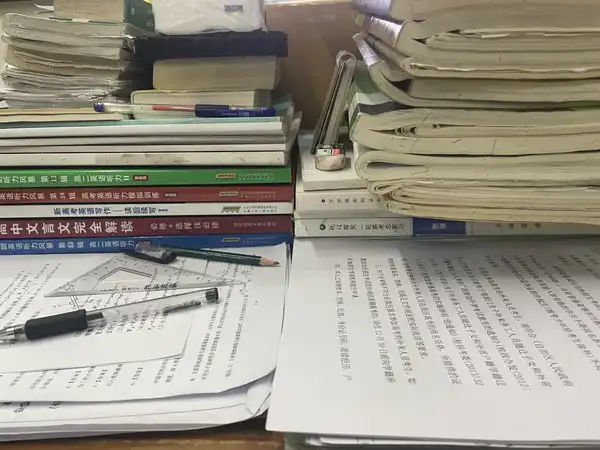 今年高考很多 600-620 分段的考生跌出万名之外，如何看待高考分数「通货膨胀」？对考生有哪些影响？