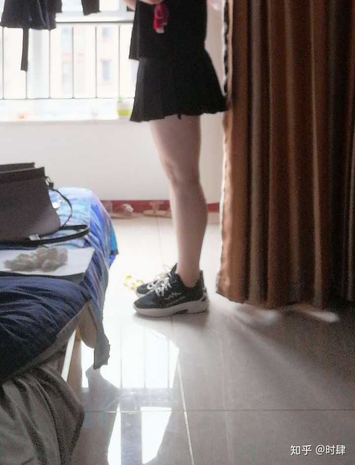 如何看待腿粗的女孩子穿短裙?