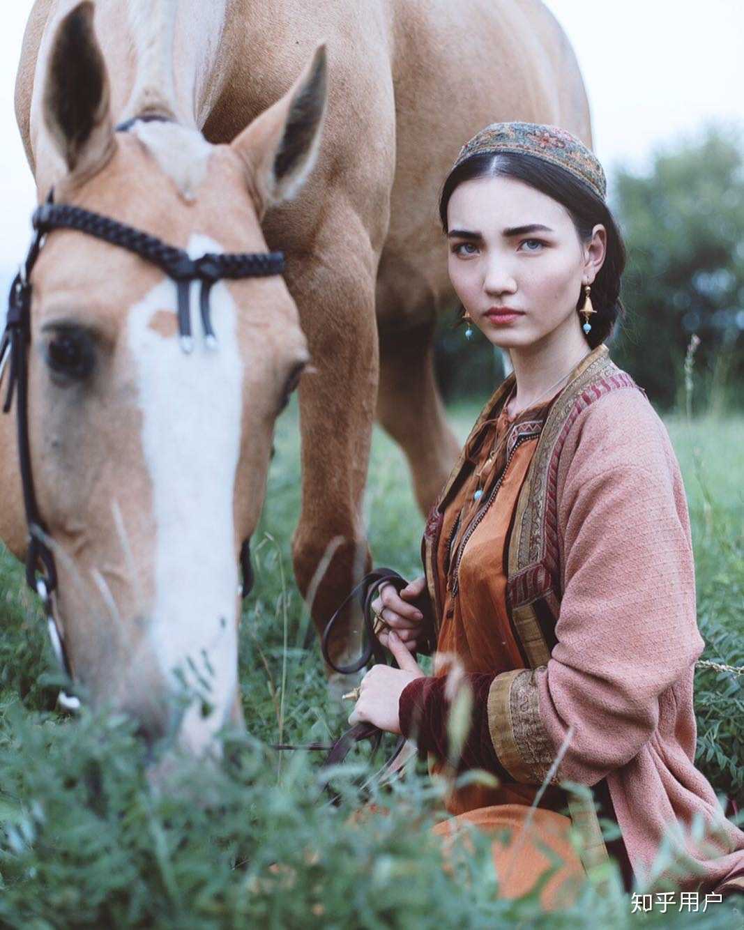 也不是白种人,更不是主观意识上的黄白混血,因为有很多哈萨克依然保留