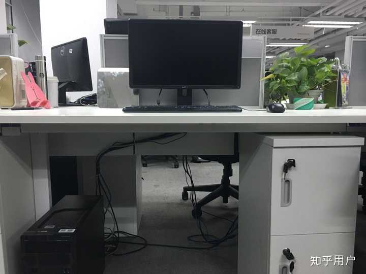 给自己的工位拍了个照片