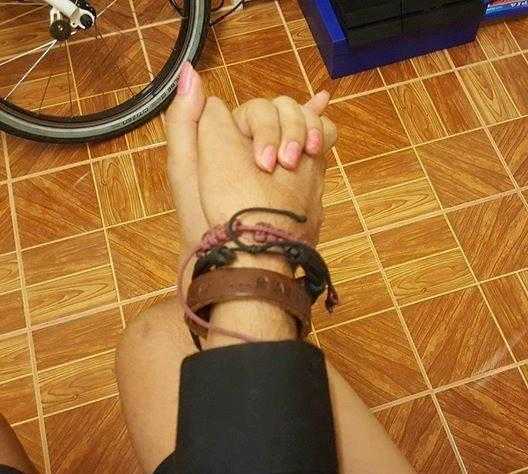 假装有对象帮自己擦嘴巴.