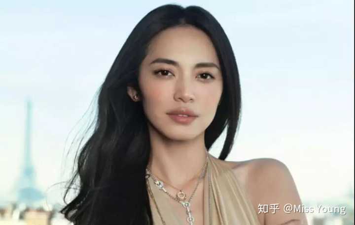 这是因为姚晨本身的面部轮廓骨感就比较重,颧弓突出,下颌角明显,线条
