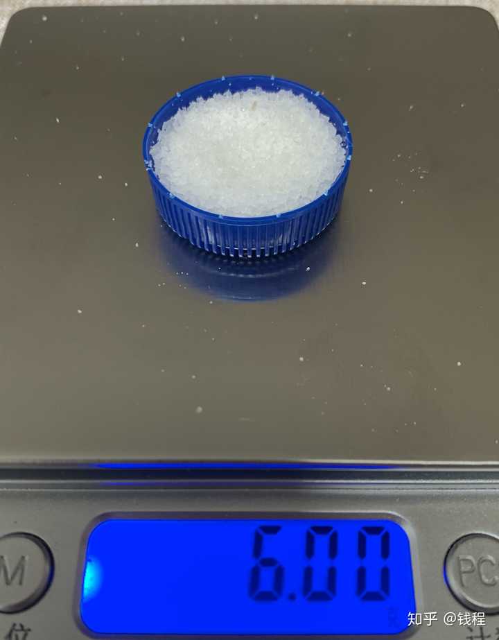 6g 食盐大概是这么多,一个矿泉水瓶盖没有填满