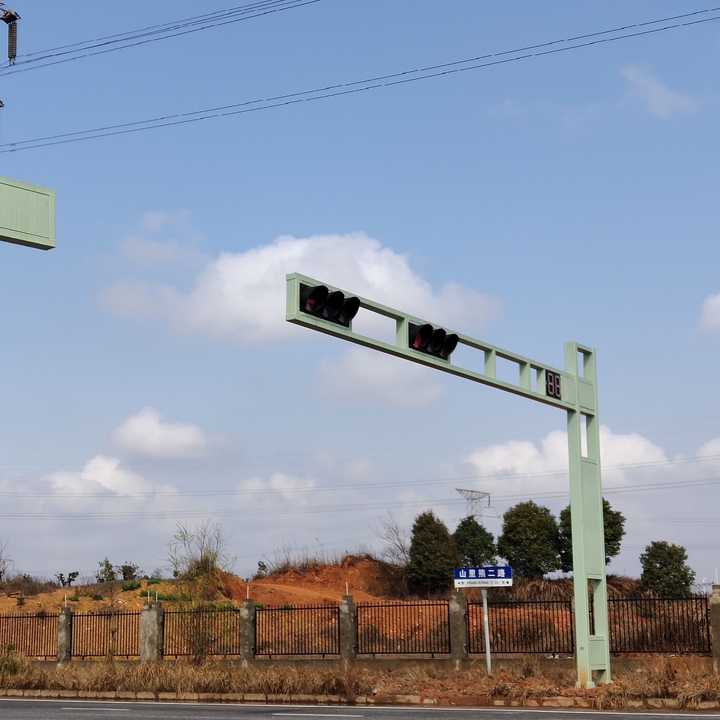 我练车的时候在没人的大马路上拍的,当时天好蓝,交通灯的架子颜色也真