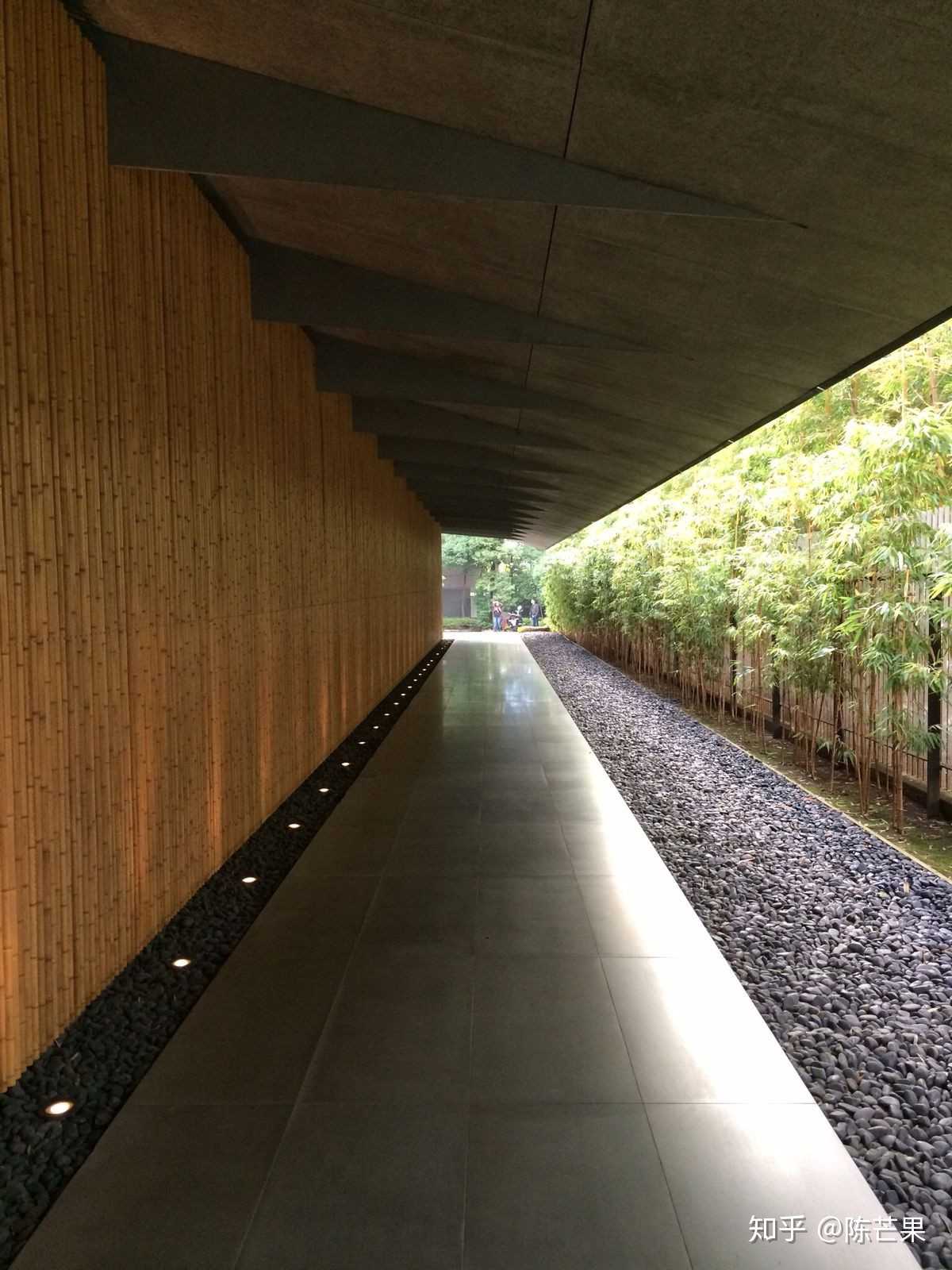 东京闹市中的根津美术馆,隈研吾设计.