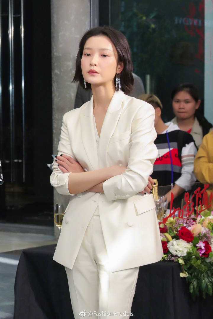 杜鹃的脸对我影响很大,直接影响到我的审美.