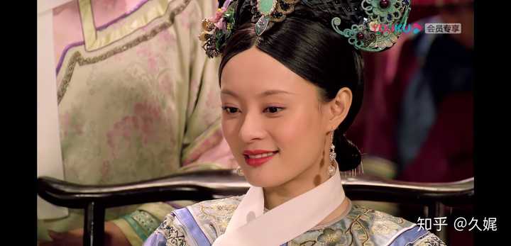 封莞妃的造型,比起正经戴着旗头的造型,这个没有珠翠只梳发髻的造型更