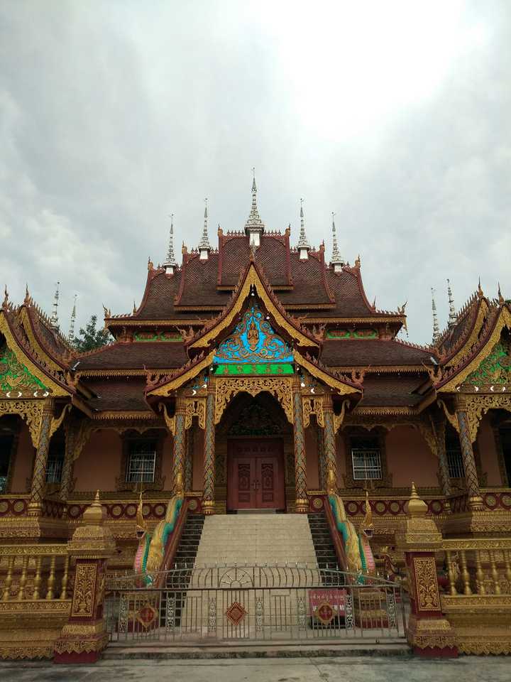 去曼飞龙村,那里有两座庙,不收门票,很清净,庙真的不比什么大佛寺总