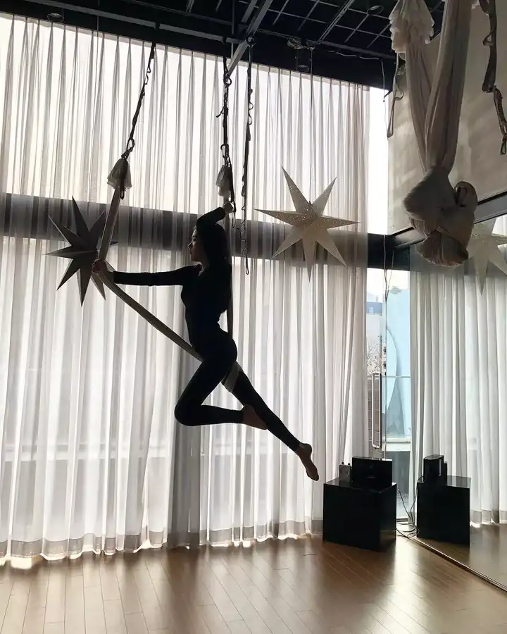 身材火辣,和女儿同框似姐妹,别人猜不出年龄是一种什么体验?