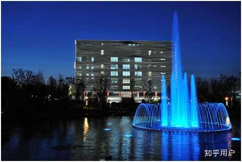 放一张海尔工业园里的夜景图,是不是很美.