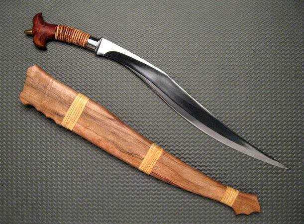 用现代工艺制作的kopis短剑,它们的设计参考了埃及弯刀khopesh