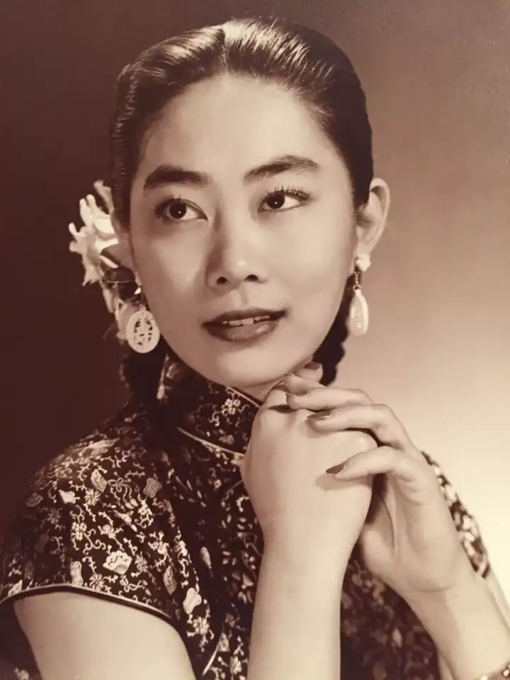 在美国,卢燕把工作重心放在了中美文化交流上.