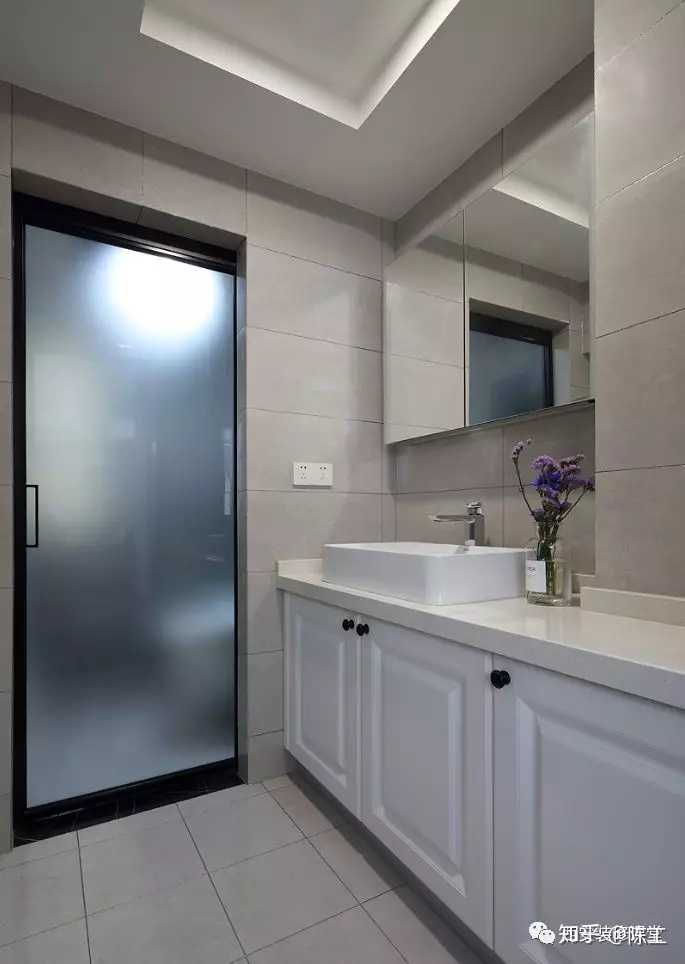 镜柜的高度需要根据层高的比例设计,如上图,卫生间吊完顶,层高过低