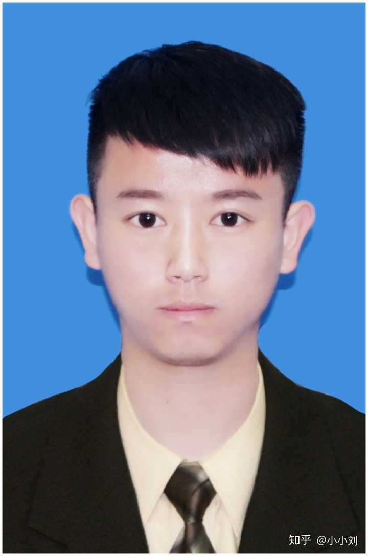 刚认识的时候证件照大概这样,追了好几个月,喜欢他～|)っ