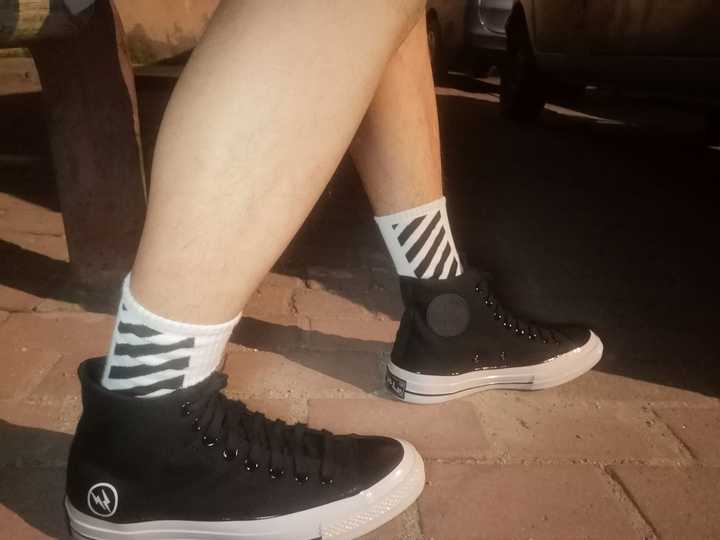 45号的脚穿高帮匡威好看还是高帮万斯?
