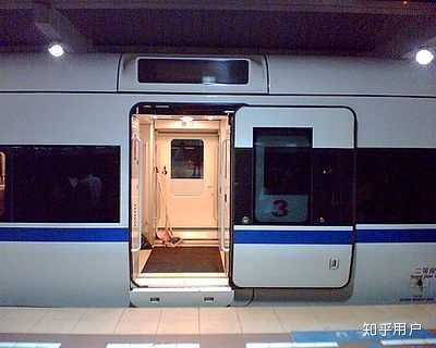 车门宽度是会影响座位数量的 对于一些比较老的普铁列车,车门下面是有