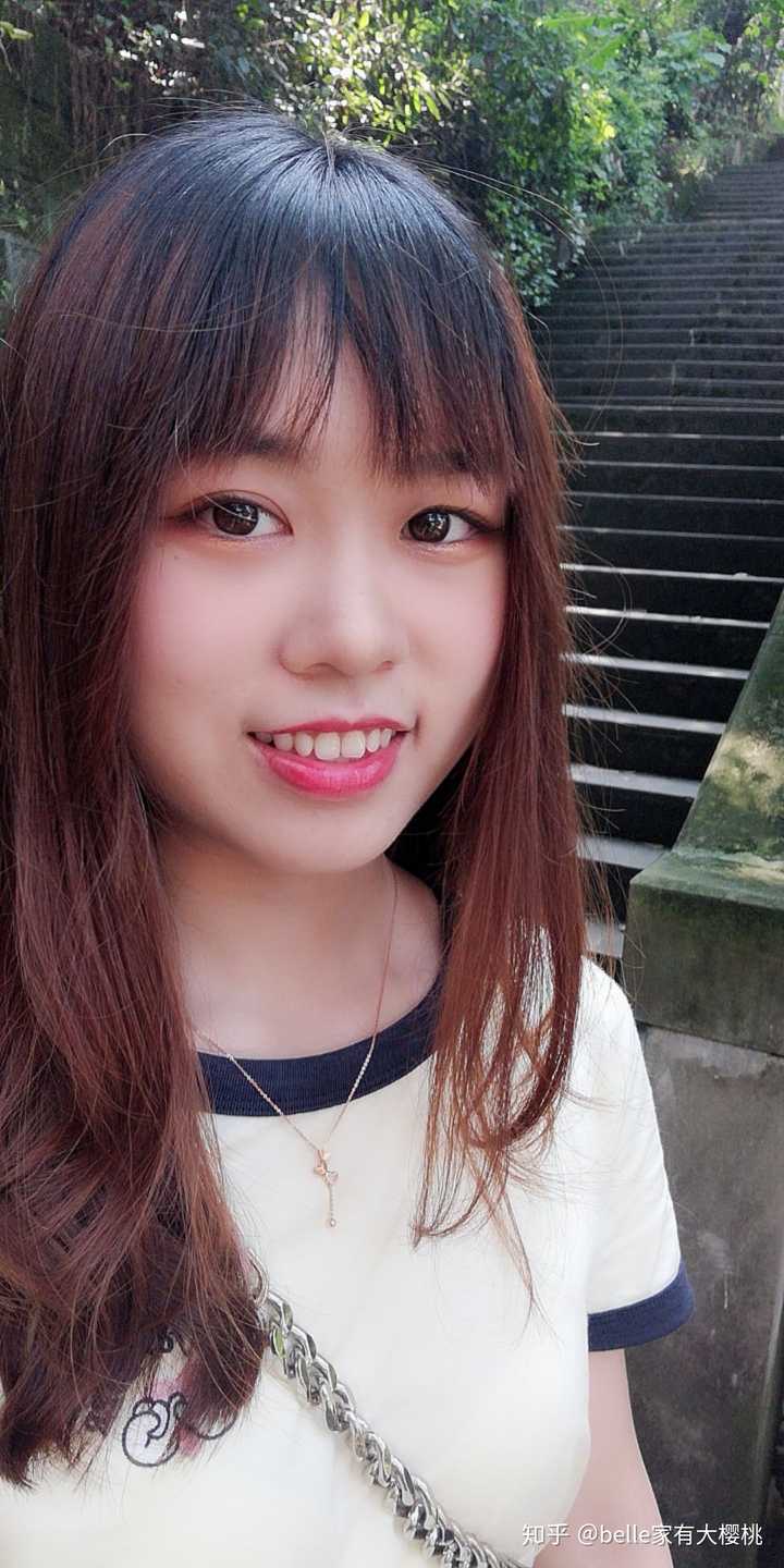 你身边有塌鼻子圆脸却还可以的女生吗