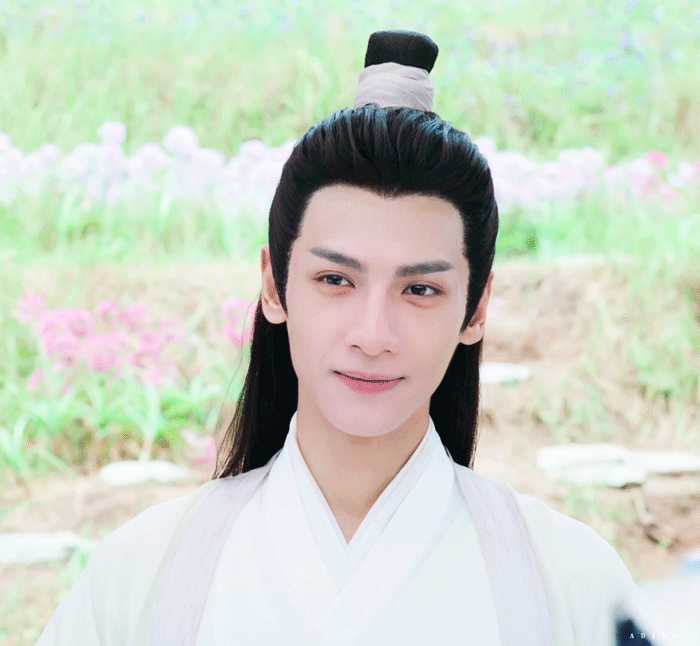 笑起来,若春风拂面,醉人心神.