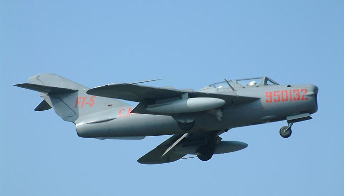 上图是米格-15uti 上图是歼教-5 米格-17(歼教-5)比米格-15多一对翼刀