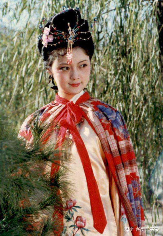 形容宝兄弟,用的是: 面若中秋之月,色如春晓之花.面若中秋之月是这样