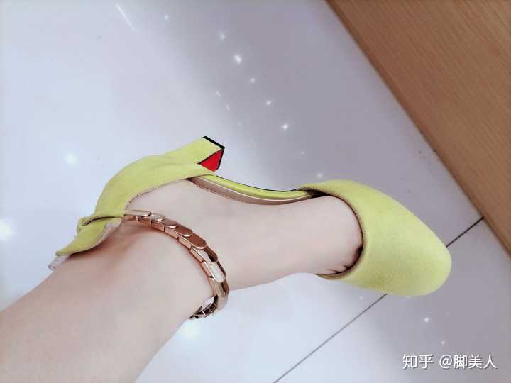 女孩子夏天光脚穿凉鞋是一种什么样的体验?