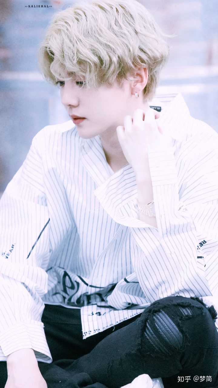 鹿晗的这个系列照片还有吗?我想要这种绝美照片? - 知乎